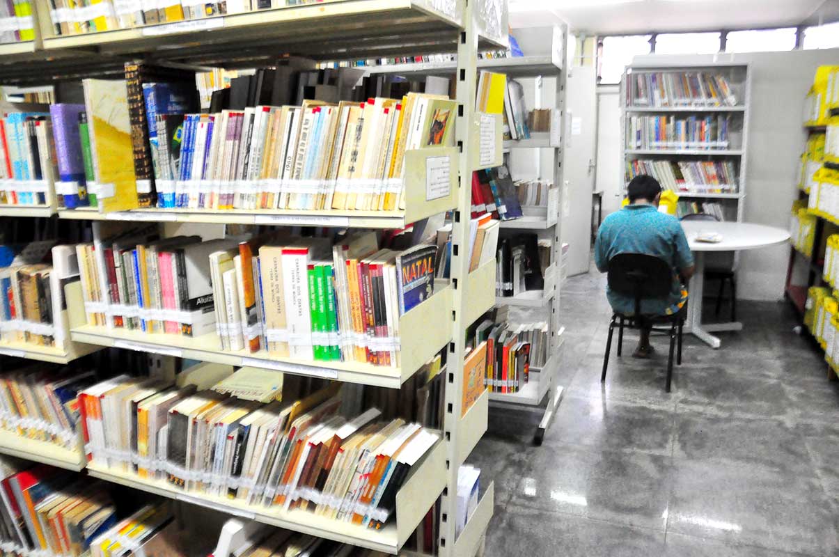 Biblioteca Pública Municipal Esmeraldo Siqueira faz terror literário ganhar vida na Semana do Livro e da Biblioteca com uma curadoria aterrorizante para oHalloween